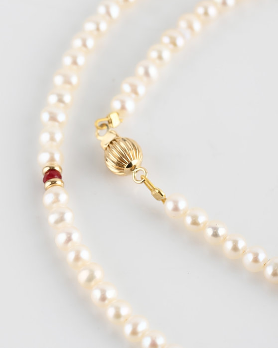 Fresh Water Pearl and Ruby Necklace With a 14ct Gold Clasp