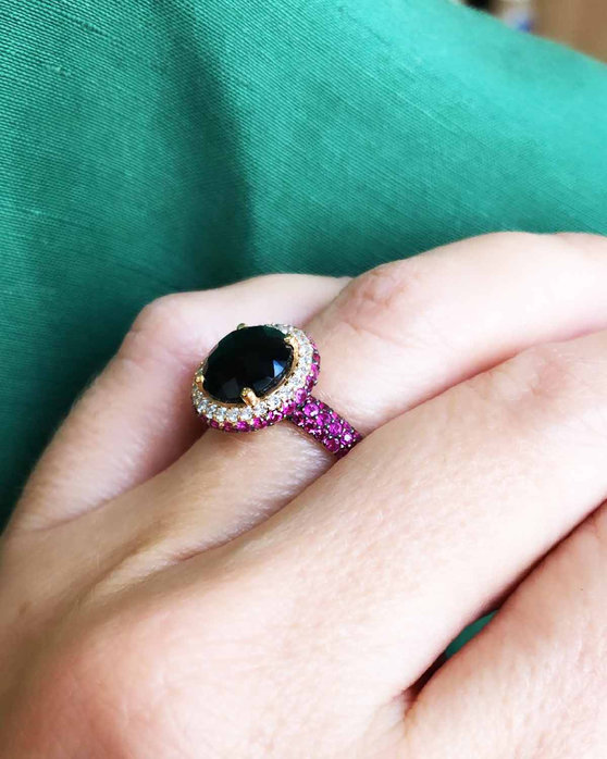 Ring 18ct Rosegold with Black Onyx, Diamonds and Rubies