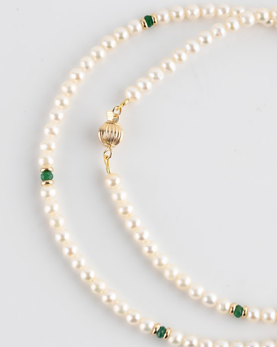 Fresh Water Pearl and Emerald Necklace With a 14ct Gold Clasp