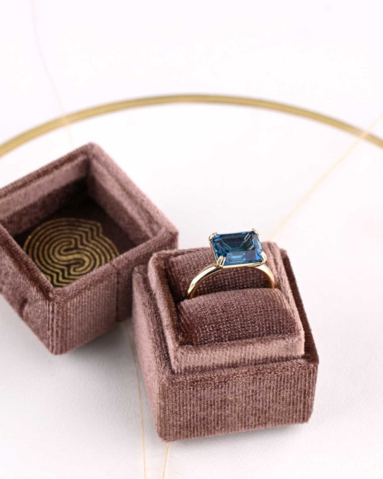 SOLEDOR 14ct Gold Ring with London Topaz